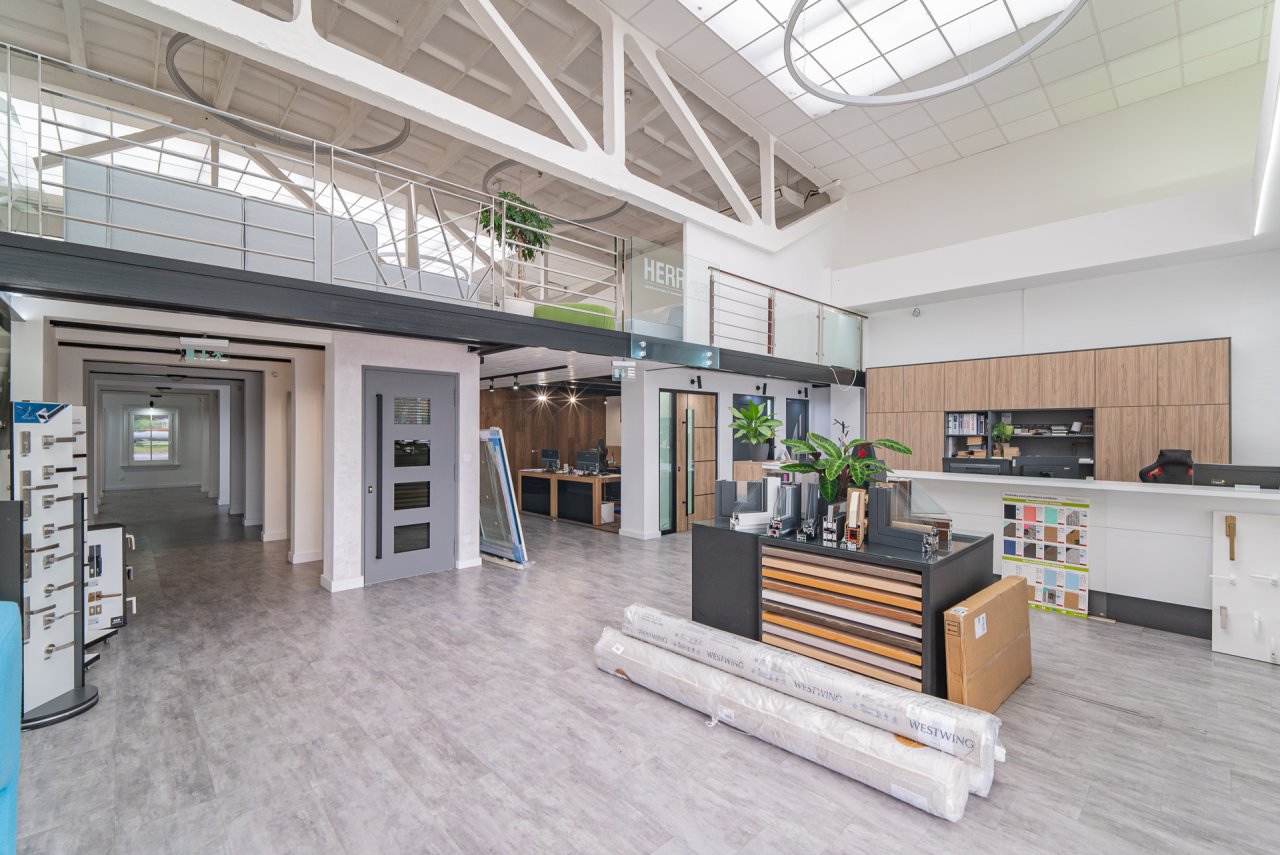R1Centrum Bratislava centrum bývania - Herplast showroom okien a dverí, podlahy, interiérové riešenia, predajný pult a vzorky materiálov