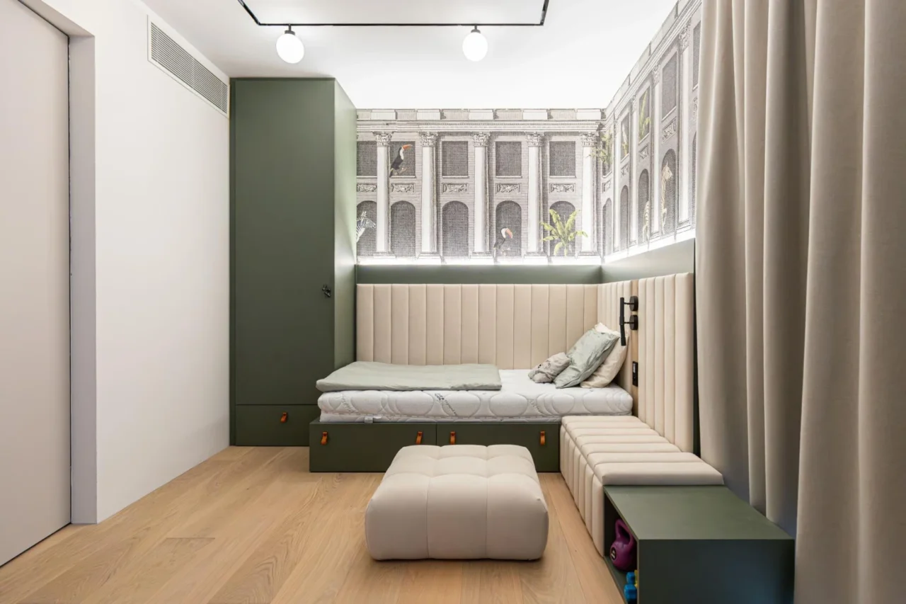 R1Centrum Bratislava centrum bývania - Horák Interiéry detská izba na mieru, čalúnená posteľ, úložné skrinky, zelený nábytok, lavica a dizajnová tapeta