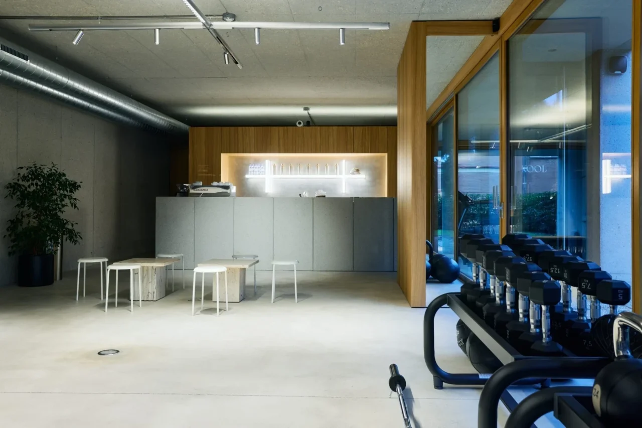 R1Centrum Bratislava centrum bývania - Horák Interiéry nábytok na mieru, moderný interiér, drevené obklady, barový pult, presklená časť a úložné riešenia