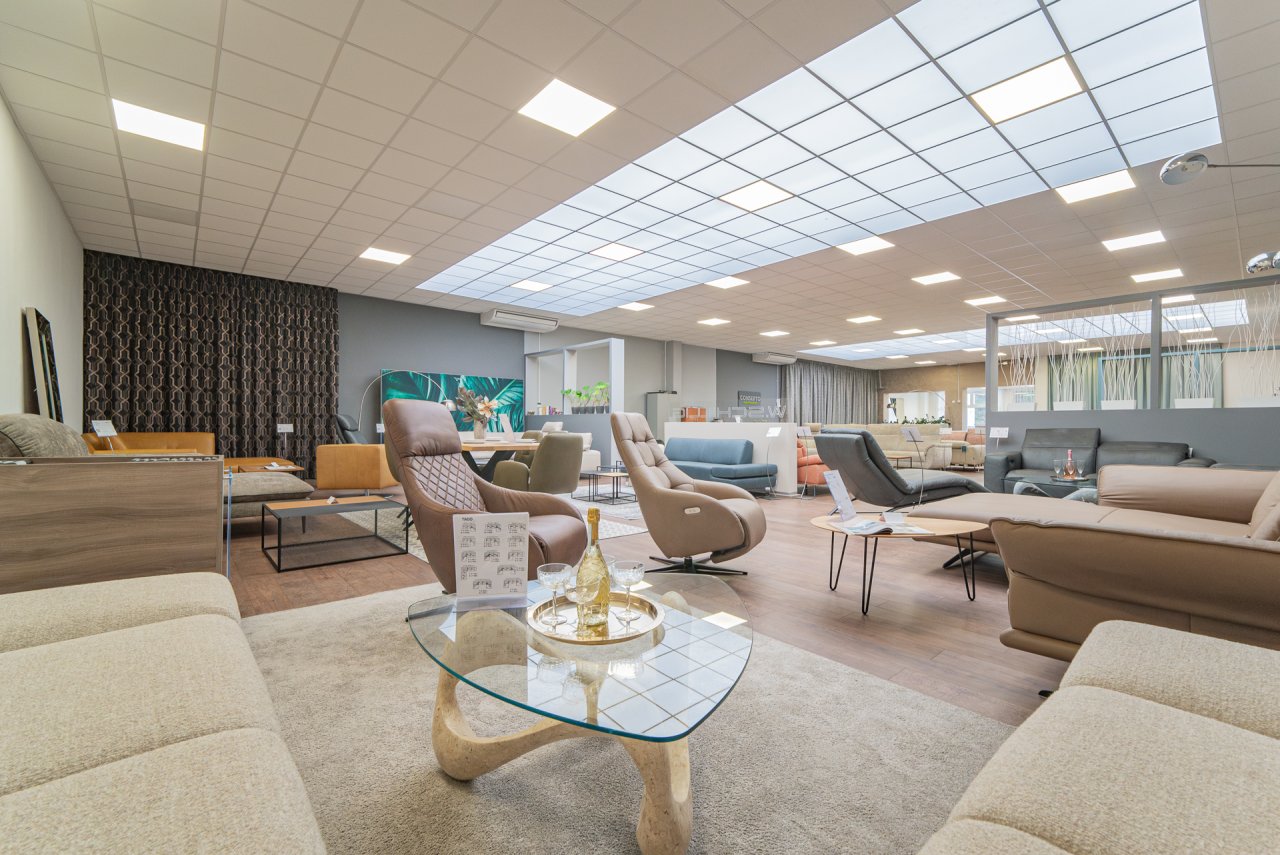 R1Centrum Bratislava centrum bývania - In Elis showroom so sedačkami, kreslami, konferenčnými stolíkmi, kobercami a obývacím nábytkom