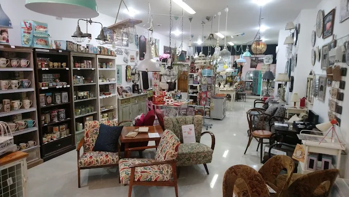 R1Centrum Bratislava centrum bývania - LE DECÓR vintage dekorácie, kreslá, stolíky, lampy, nástenné doplnky a štýlový nábytok do interiéru