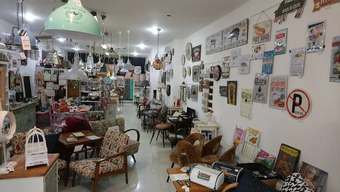 R1Centrum Bratislava centrum bývania - LE DECÓR vintage dekorácie, kreslá, stolíky, lampy, nástenné doplnky a štýlový nábytok do interiéru