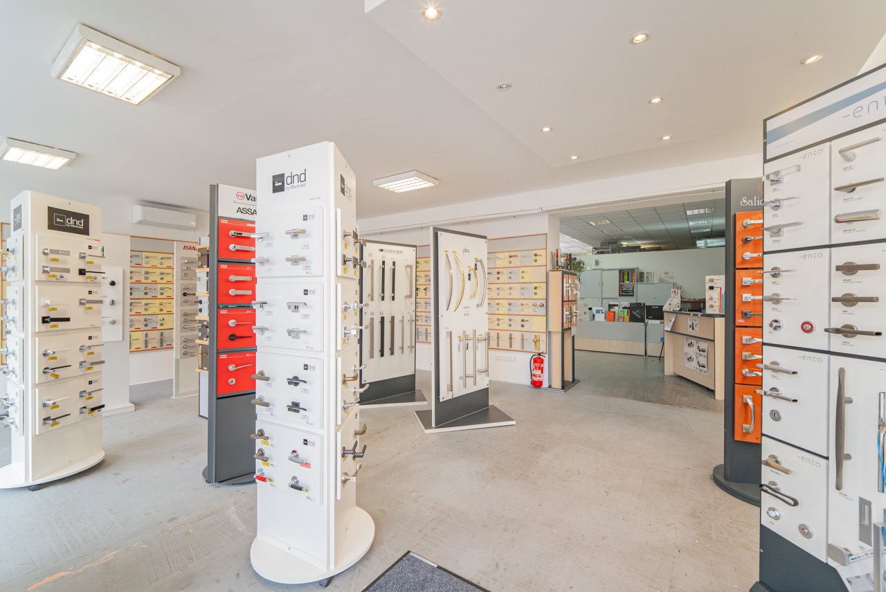 R1Centrum Bratislava centrum bývania - Metalia showroom kovania, kľučiek, zámkov, bezpečnostných systémov a doplnkov pre dvere