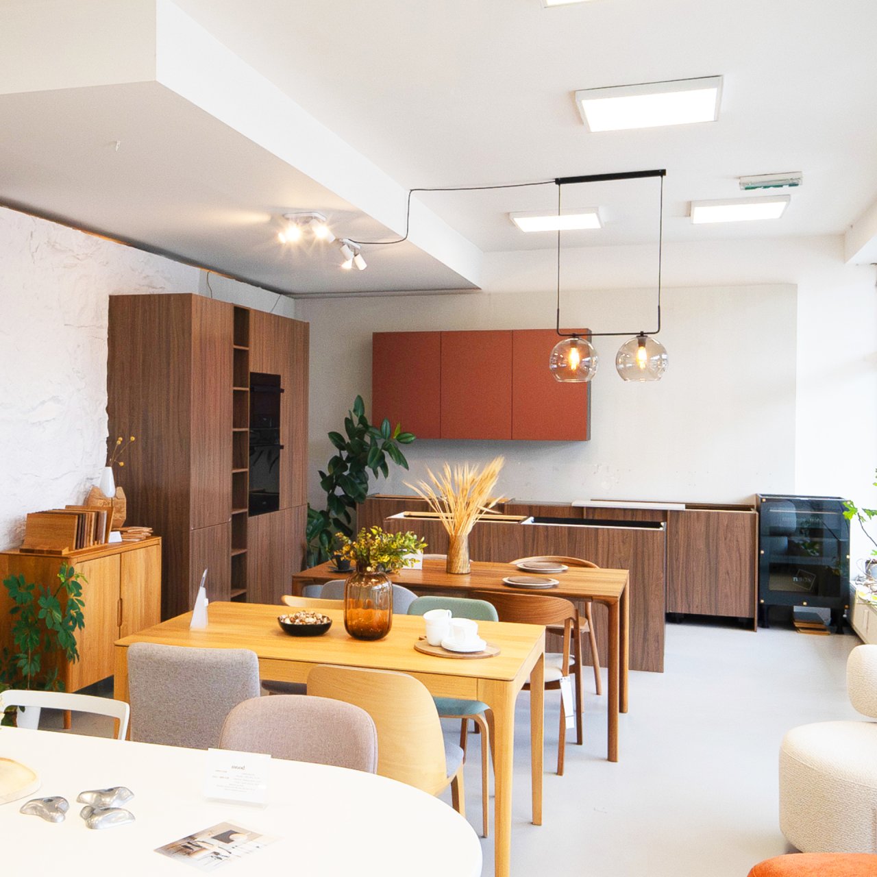 R1Centrum Bratislava centrum bývania - MOOD jedálenský nábytok, stoly, stoličky, svietidlá, komody a dizajnové doplnky do interiéru