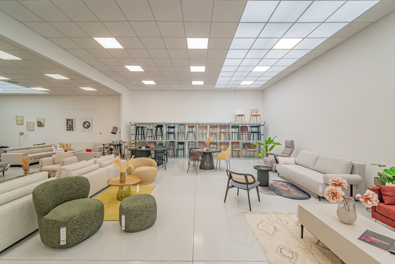R1Centrum Bratislava centrum bývania - MOOD showroom dizajnového nábytku, sedačky, kreslá, stolíky, stoličky a moderné interiérové riešenia