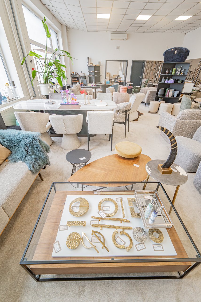 R1Centrum Bratislava centrum bývania - Open Up Design Trade stoličky, stolíky, čalúnený nábytok, dekorácie a vzorky interiérových prvkov
