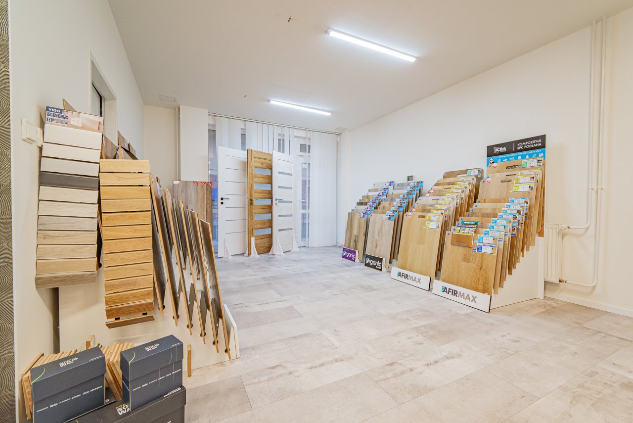 R1Centrum Bratislava centrum bývania - R1one štúdio vzorky materiálov, drevené dekory, nábytkové povrchy, úchytky a riešenia pre nábytok na mieru