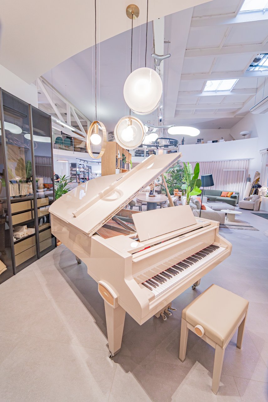R1Centrum Bratislava centrum bývania - Raster dizajnové svietidlá, interiérové lampy, závesné osvetlenie, moderný showroom a svetelné riešenia