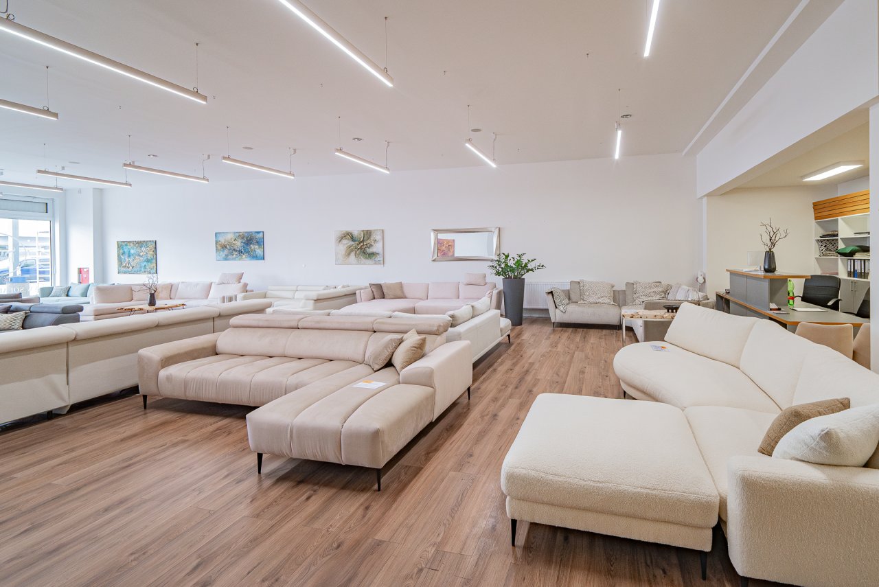 R1Centrum Bratislava centrum bývania - Sofa Partners biele sedacie súpravy, pohovky, konferenčné stolíky, koberce a obývací nábytok