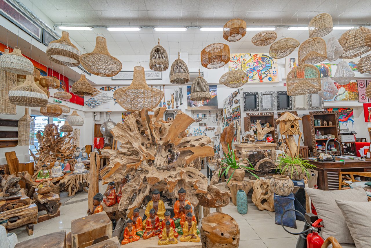 R1Centrum Bratislava centrum bývania - TEAK & ART teakový nábytok, koreňový nábytok, drevené dekorácie, svietidlá a interiérové doplnky