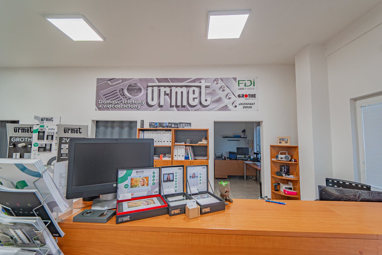 R1Centrum Bratislava centrum bývania - URMET predajný pult, elektronické systémy, videovrátniky, domové telefóny a informačné materiály