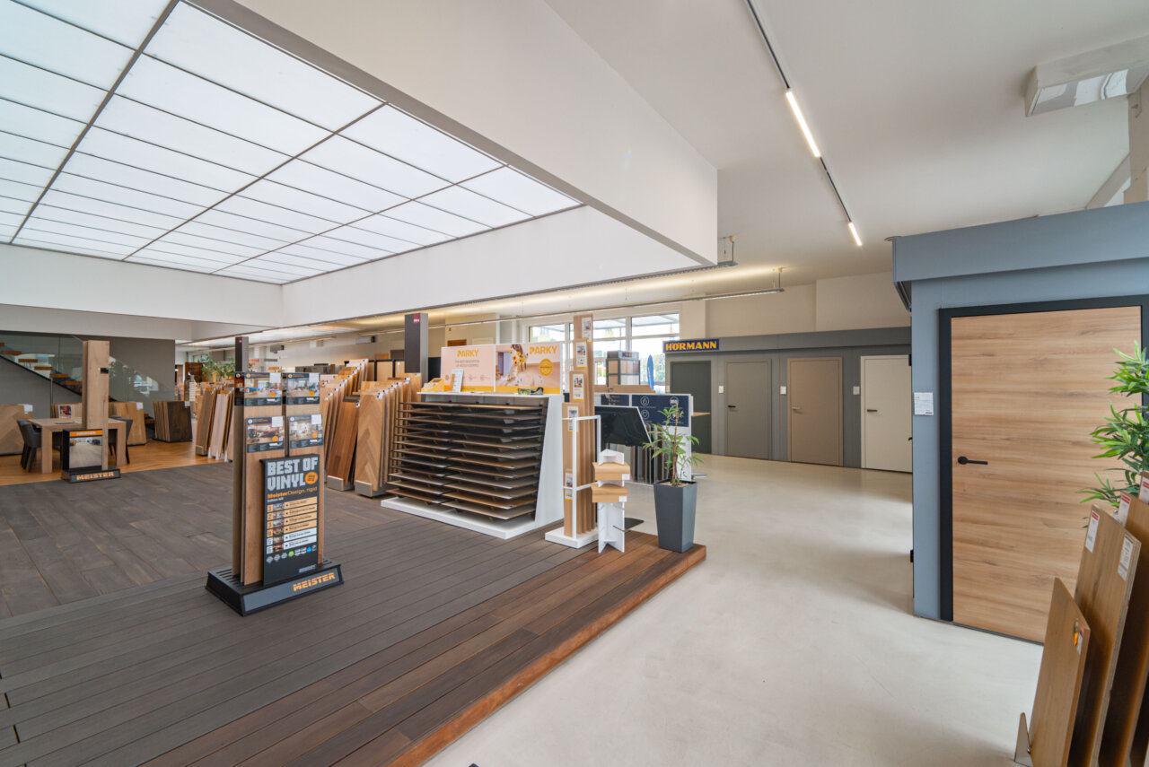 R1Centrum Bratislava centrum bývania - WENS door interiérové dvere na mieru, zárubne, schody, dverové kovania a nábytok na mieru