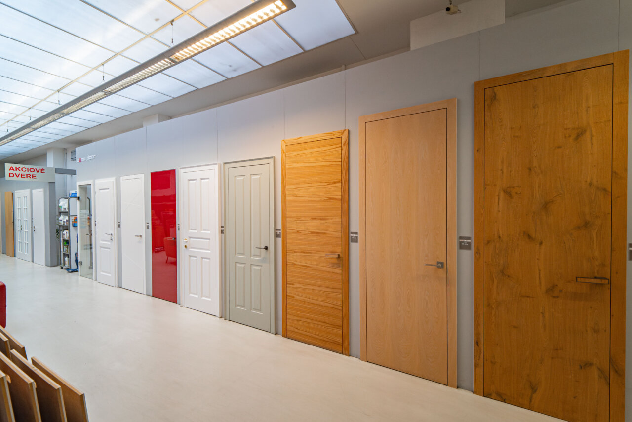 R1Centrum Bratislava centrum bývania - WENS door vzorky interiérových dverí, biele dvere, červené dvere, drevené dvere a rôzne povrchové úpravy