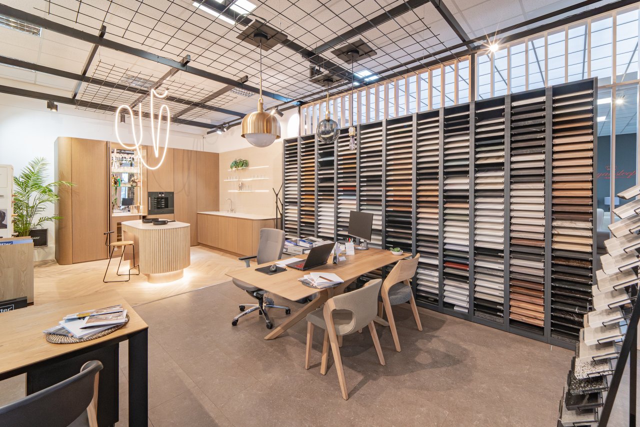 R1Centrum Bratislava centrum bývania - CYMORKA Interiérový Dizajn showroom, kuchynská linka, vzorkovník materiálov, pracovný stôl a návrhy interiérov