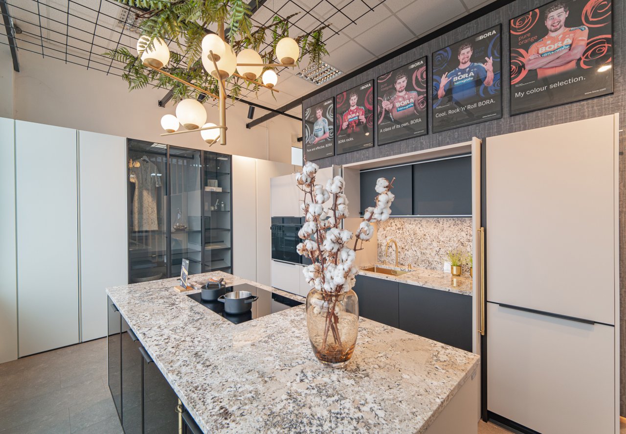 R1Centrum Bratislava centrum bývania - CYMORKA moderná kuchyňa s pracovným ostrovčekom, mramorovým povrchom, vstavanými skrinkami a dizajnovým osvetlením