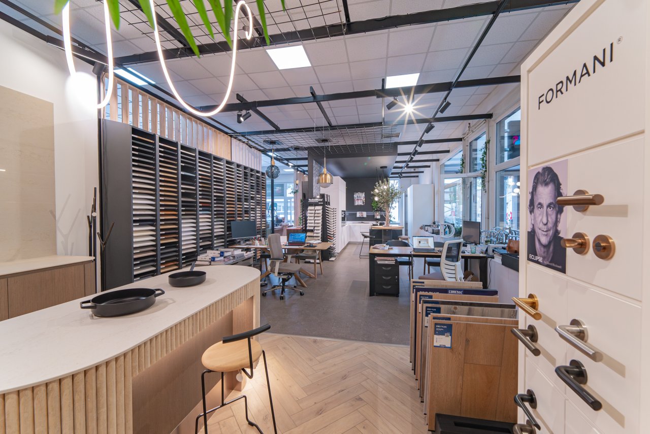 R1Centrum Bratislava centrum bývania - CYMORKA showroom s kuchyňou, pracovným ostrovčekom, vzorkami materiálov a interiérovým dizajnom