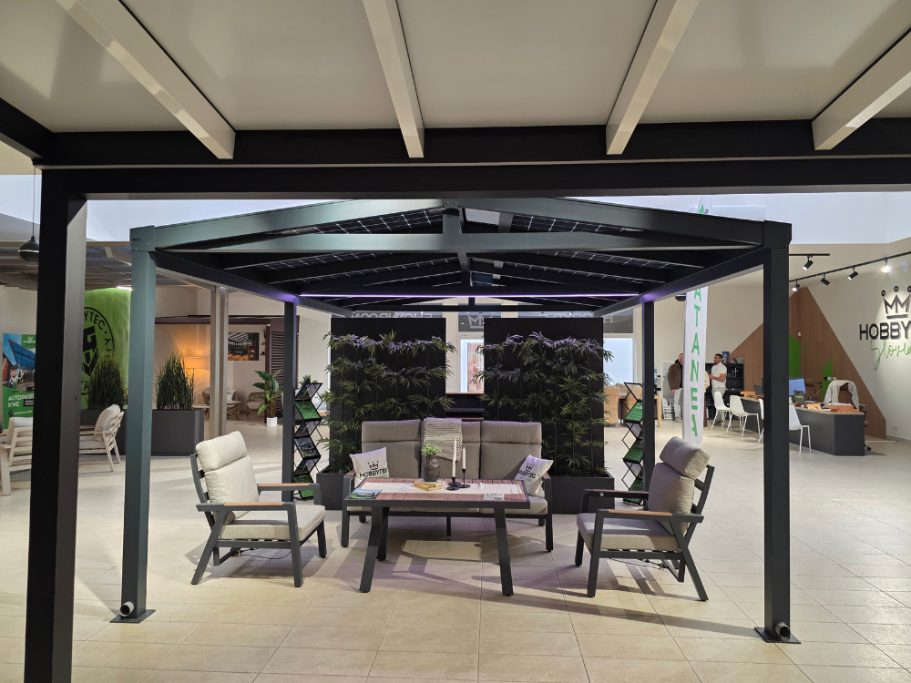 R1Centrum Bratislava centrum bývania - HOBBYTEC Slovensko pergola so záhradným sedením, stolom, stoličkami a riešením pre terasu