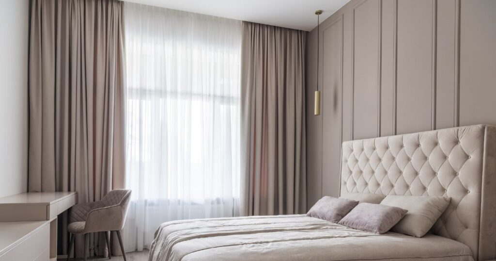 R1Centrum Bratislava centrum bývania – porovnanie garnižových, koľajnicových a stropných systémov na záclony a závesy