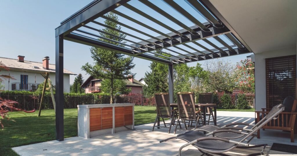 R1Centrum Bratislava centrum bývania - moderná pergola pri dome, terasa, záhradné sedenie, vonkajší priestor, tienenie a prepojenie interiéru so záhradou