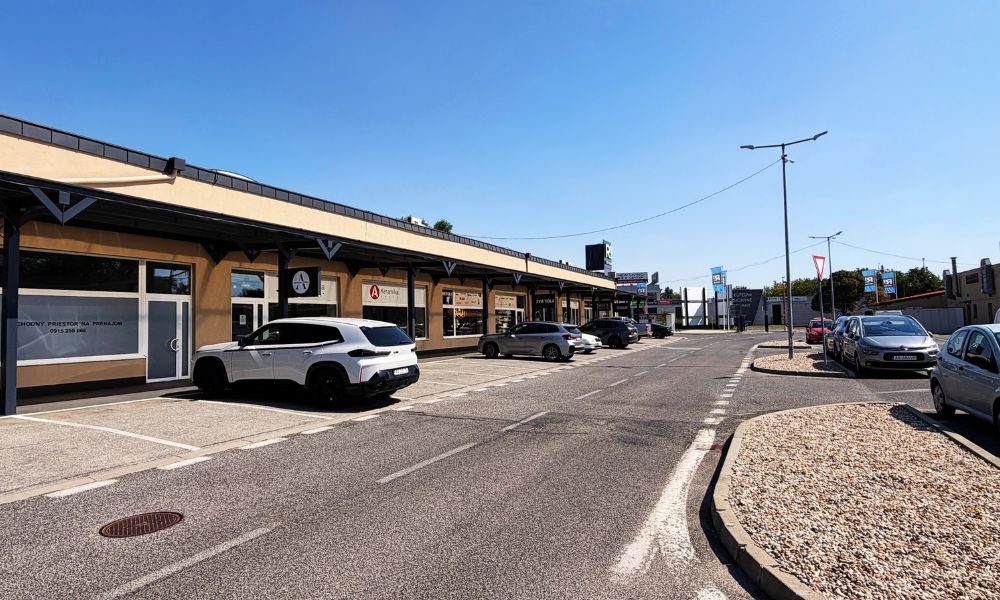 Parkovisko priamo pred jednopodlažnými predajňami v areáli R1 Centrum v Bratislave
