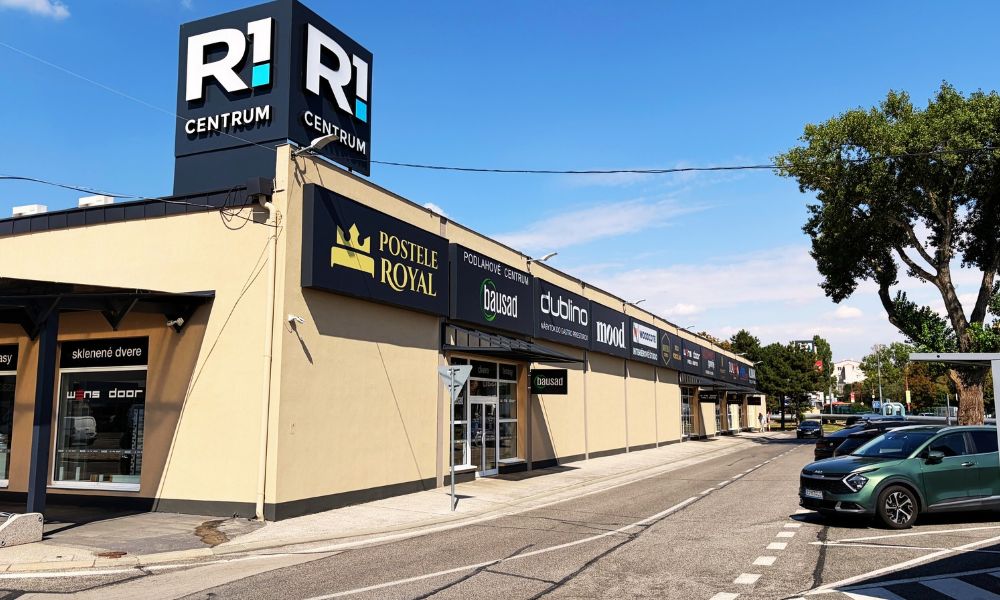 Rad predajní Postele Royal, Bausad, Dublino a Mood pod pylónom R1 Centrum na Rožňavskej ulici v Bratislave